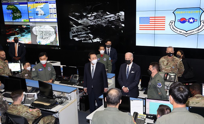 President Yoon Suk-yeol and U.S. President Joe Biden meet with South Korean and American troops at the Korean Air and Space Operations Center at Osan Air Base in Pyeongtaek, 70 kilometers south of Seoul, on May 22, 2022. (Yonhap)