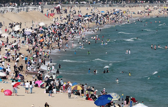 Haeundae Beach in the southern port city of Busan is crowded on May 22, 2022. (Yonhap)