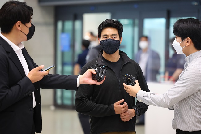 Rhee Keun (C), a South Korean volunteer fighter in Ukraine, speaks to reporters upon his arrival at Incheon airport, west of Seoul, on May 27, 2022. (Yonhap)