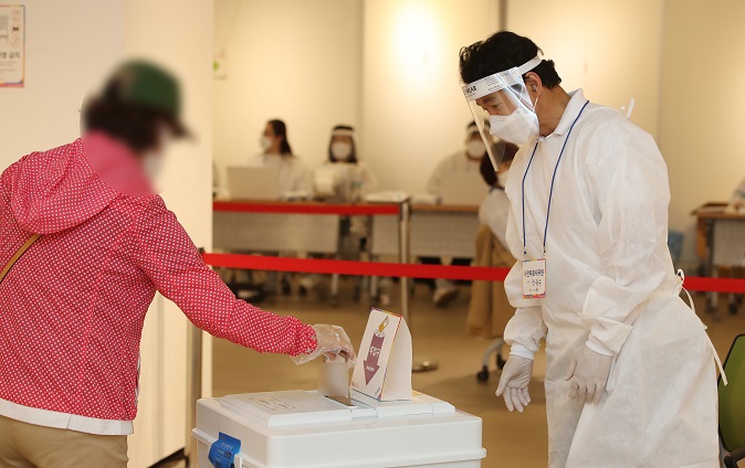 A COVID-19 patient casts her ballot at a polling station in Gwangju, 329 kilometers south of Seoul, on May 28, 2022, during early voting for the June 1 local elections. (Yonhap)