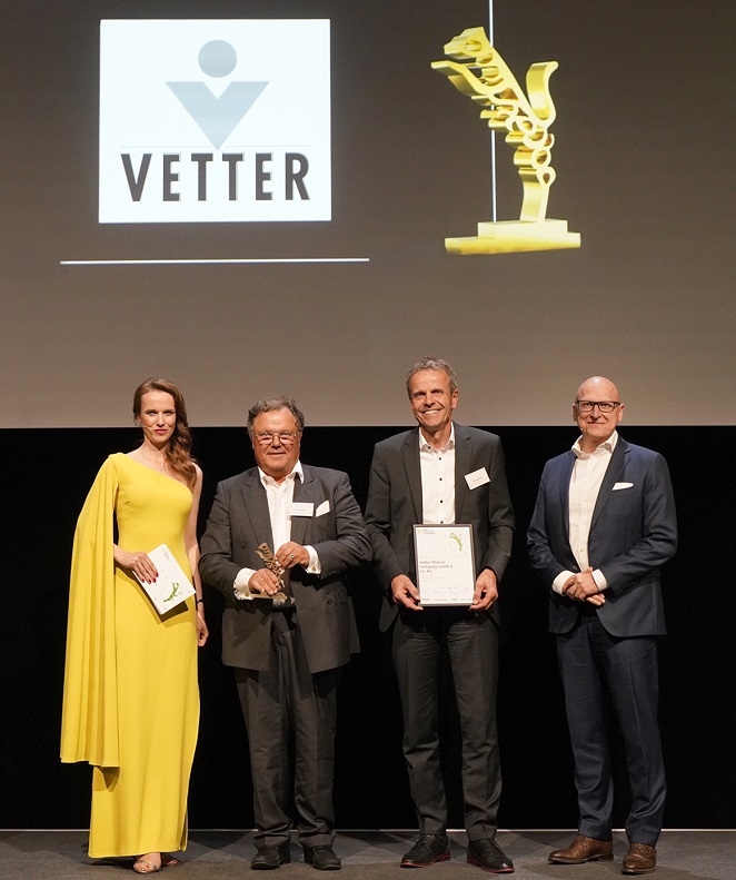 Senator h.c. Udo J. Vetter, Chairman of the Advisory Board and member of the owner family (second from left) along with Vetter Managing Director Thomas Otto (second from right), Dr. Thomas Schiller, Managing Partner Clients & Industries Deloitte, and moderator Susanne Schoene, at the presentation of the Best Managed Companies Award.