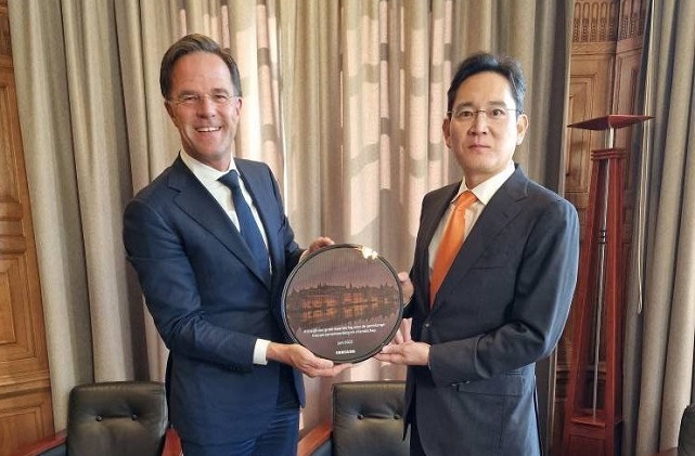 Dutch Prime Minister Mark Rutte and Samsung Electronics Vice Chairman Lee Jae-yong pose for a photo at the minister's office in the Hague, the Netherlands in this photo provided by Samsung on June 15, 2022.