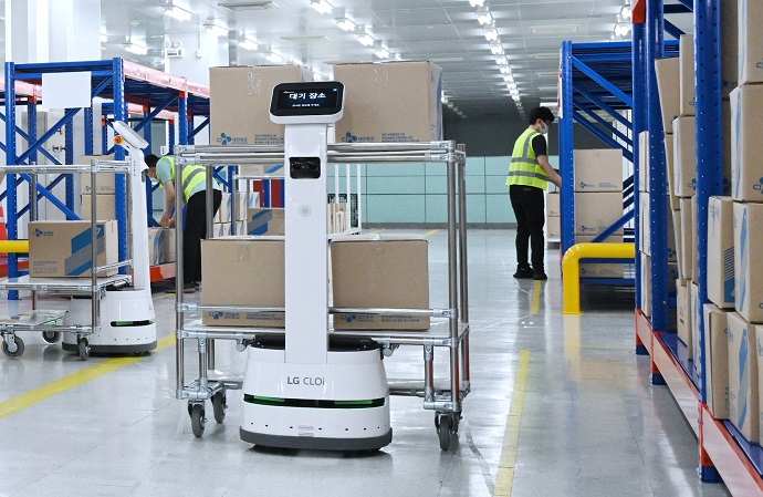 A robot developed by LG Electronics Incs. is carrying parcels at a distribution center in South Korea in this photo provided by the company on June 15, 2022. 