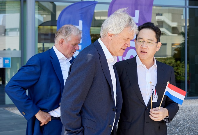 Samsung Electronics Vice Chairman Lee Jae-yong (R) talks with ASML CEO Peter Wennink at the Dutch chip equipment maker's headquarters in Veldhoven, the Netherlands, on June 14, 2022, in this photo provided by the company.