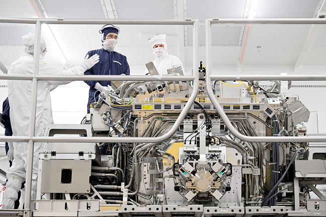 Samsung Electronics Vice Chairman Lee Jae-yong inspects a chipmaking machine at the Dutch chip equipment maker ASML's factory in Veldhoven, the Netherlands, on June 14, 2022, in this photo provided by the company.