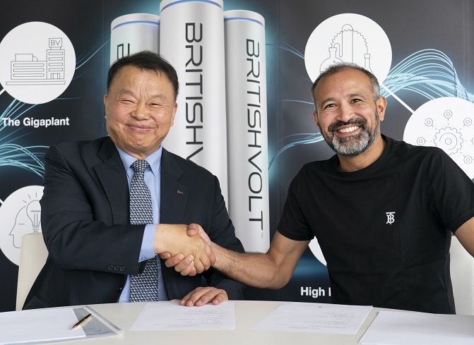 POSCO Chemical CEO Min Kyung-zoon (L) shakes hands with Orral Nadjari, CEO and founder of Britishvolt, at a recent signing event for the agreement on cooperation for battery development and supply, in Sussex, Britain, in this photo provided by POSCO Chemical on June 30, 2022.