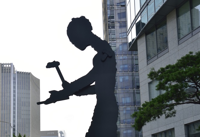 Gwanghwamun’s Landmark ‘Hammering Man’ Celebrates 20th Birthday