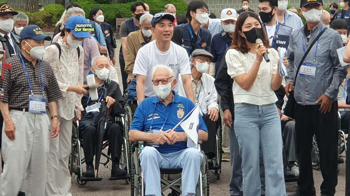 Foreign Korean War Veterans Tour Cheong Wa Dae