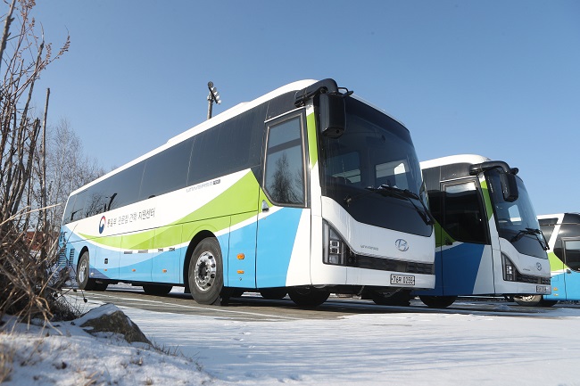 Tour buses are parked at Imjingak Pavilion in Paju, some 30 kilometers north of Seoul, on Jan. 13, 2022. (Yonhap)