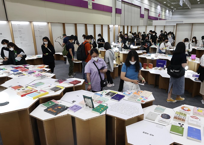 People look around the 28th Seoul International Book Fair at COEX in Seoul on June 1, 2022. (Yonhap)