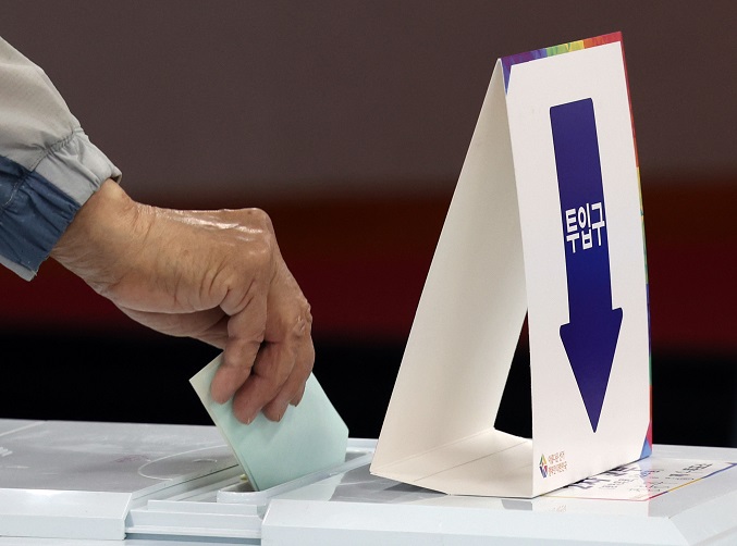A voter casts his ballots in the local elections at a polling station in Seoul on June 1, 2022. (Yonhap)