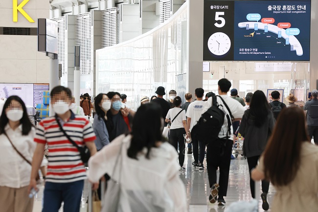 Travelers move about Incheon International Airport, west of Seoul, on June 5, 2022. (Yonhap)