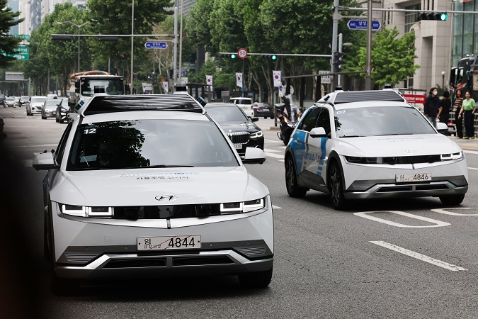 Hyundai Motor Co.'s Level-4 autonomous car RoboRide conducts a test-run on busy streets in southern Seoul on June 9, 2022. (Yonhap)