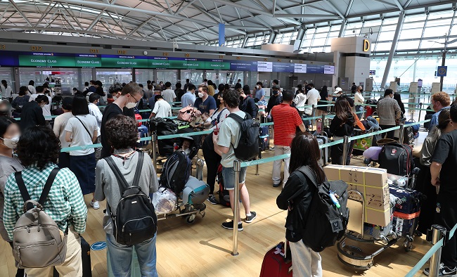 Burdened by Inflation and Pandemic, Young Koreans Forgo Vacation