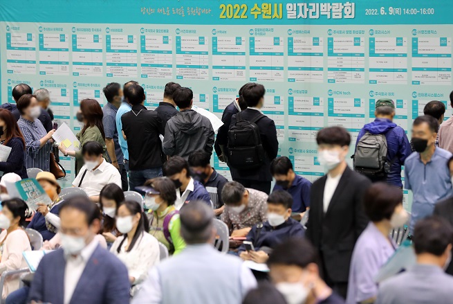 Jobseekers look at employment information at a job fair in Suwon, some 30 kilometers south of Seoul, on June 9, 2022. (Yonhap)