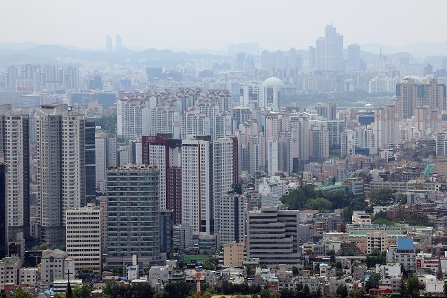 This photo, taken on June 12, 2022, shows apartment buildings in Seoul.  (Yonhap)