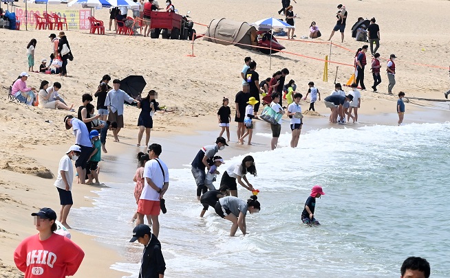 Mask-free Beaches Already Bustling with Visitors