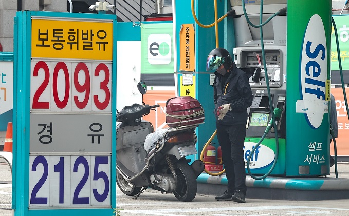This photo, taken June 17, 2022, shows gas and diesel prices at a filling station in Seoul. (Yonhap)