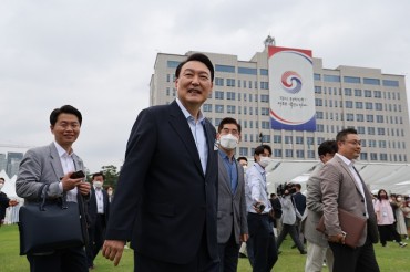Yoon Hosts ‘Housewarming’ Event In Front Yard of New Presidential Office