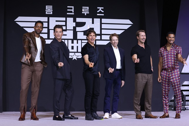 Actor Tom Cruise (3rd from L), producer Jerry Bruckheimer (3rd from R) and the cast of "Top Gun: Maverick" pose for a photo during a press conference held in Seoul on June 20, 2022. (Yonhap)