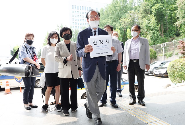 Residents of the Acrovista apartment building in Seoul's Seocho district file a petition on June 22, 2022, against loudspeaker protest rallies in their neighborhood, with the Seoul Seocho Police Station. (Yonhap)