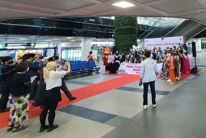 A ceremony is held to welcome travelers from the Philippines at Yangyang International Airport in Gangwon Province on June 25, 2022, as international flights resumed at the airport the previous day for the first time in over two years amid the eased pandemic. (Yonhap)