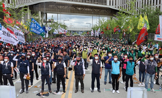 Members of South Korea's two umbrella labor groups -- the Federation of Korean Trade Unions and the Korean Confederation of Trade Unions -- rally in front of the government complex in Sejong, central South Korea, on June 28, 2022, to declare their campaign to seek an increase in the minimum wage. (Yonhap)