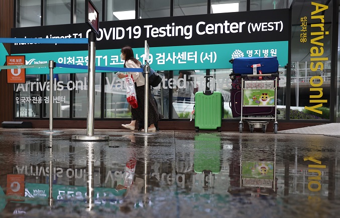 A traveler walks past a coronavirus testing center at Incheon International Airport, west of Seoul, on June 29, 2022. (Yonhap)