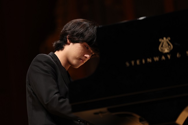 Pianist Lim Yunchan plays the piano during a press conference in Seoul on June 30, 2022, to mark his win in the 2022 Van Cliburn International Piano Competition that closed in Fort Worth, Texas, on June 18. (Yonhap)
