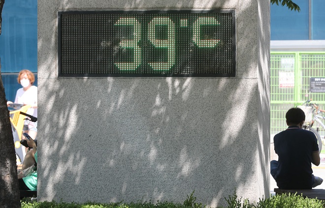 A thermometer set up on a road in Seoul reads 39 C on July 22, 2021. (Yonhap)