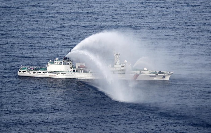 A Korea Coast Guard ship fires water cannons near the country's easternmost Dokdo Islets on Sept. 2, 2021, eight days ahead of the 68th anniversary of Korea Coast Guard Day. (Pool photo) (Yonhap)