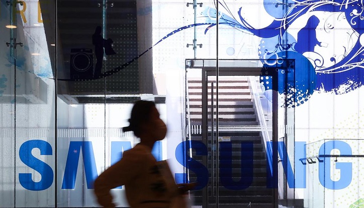 A woman passes by the Samsung logo on the glass wall of Samsung D'light shop in Seocho, southern Seoul, in this file photo. (Yonhap)