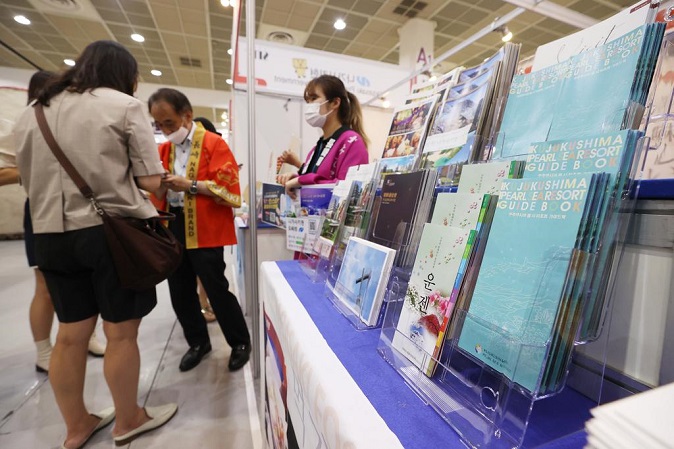 Japanese tourism officials explain the attractiveness of travel to tourist spots in Japan during an international exhibition on tourism at the COEX convention center in Seoul on June 23, 2022. (Yonhap)