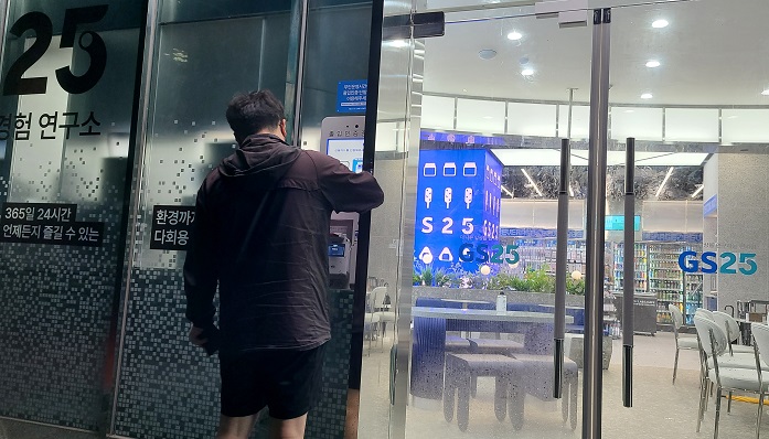 High-tech Convenience Stores Boom amid High Labor Costs and Contactless Services