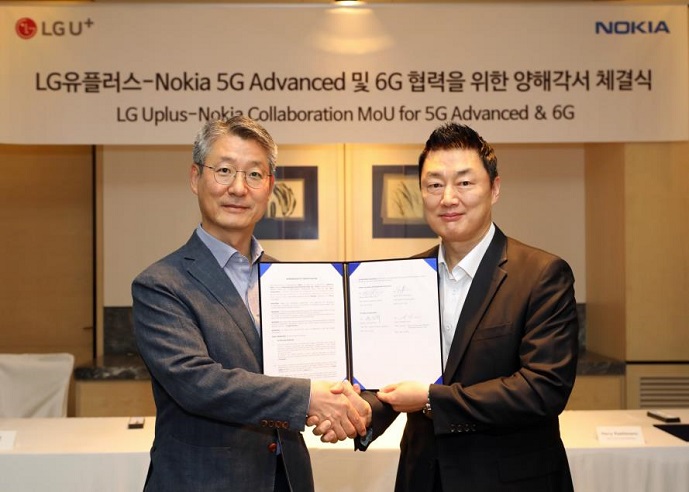 This photo provided by LG Uplus Corp. on July 6, 2022, shows Kwon Jun-hyuk (L), the company's head of network division, and Kevin Ahn, head of Nokia Korea, at the companies' memorandum of understanding signing ceremony held at a hotel in Seoul the previous day.