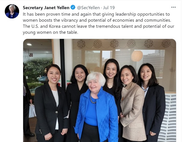 This image captured from U.S. Treasury Secretary Janet Yellen's Twitter on July 22, 2022, shows Lee Hyo-jin (far L) and other South Korean female entrepreneurs posing for a photo with Yellen (3rd from L) (Yonhap)