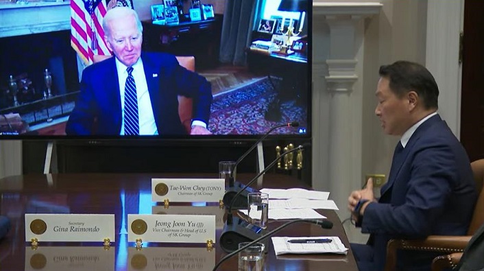South Korea's SK Group Chairman Chey Tae-won speaks in a virtual meeting with U.S. President Joe Biden at the White House on July 26, 2022, in this image captured from the website of the White House. (Yonhap)