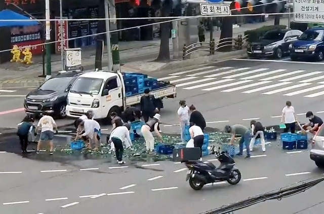 Incheon Citizens Work Together to Remove Hundreds of Soju Bottles That Fell Off a Truck