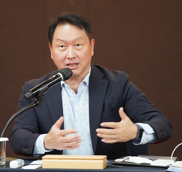 SK Group Chairman Chey Tae-won, who doubles as chief of the Korea Chamber of Commerce and Industry (KCCI), speaks at a media roundtable during a forum hosted by the KCCI in Jeju on July 13, 2022, in this photo provided by the KCCI the following day.