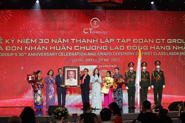 The representative of CT Group's Executive Board received the First-class Labour Medal from Vice President Vo Thi Anh Xuan. The Second-class Labour Medal was awarded to Tran Kim Chung, chairman of CT Group.