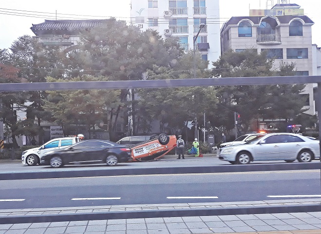 This undated file photo shows the scene of a car accident. The number of traffic deaths in South Korea dropped to a record low in the first half of the year, data showed Monday. (Yonhap)