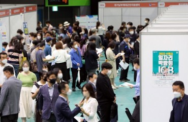 360,000 Young S. Koreans Take More than 3 Years to Get First Job