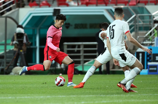 Son Heung-min (in red) of South Korea dribbles the ball during a friendly match against Egypt at Seoul World Cup Stadium in Seoul June 14, 2022. (Yonhap)