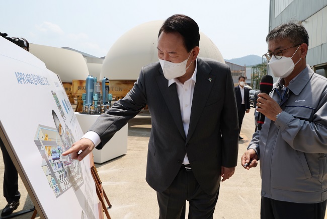 President Yoon Suk-yeol tours a nuclear reactor factory owned by Doosan Enerbility in Changwon, 300 kilometers southeast of Seoul, in this file photo taken June 22, 2022. (Yonhap)