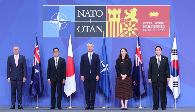 South Korean President Yoon Suk-yeol (far R) attends a photo session during a summit of the North Atlantic Treaty Organization (NATO) at the IFEMA Convention Center in Madrid on June 29, 2022, joined by NATO Secretary-General Jens Stoltenberg (C), Australian Prime Minister Anthony Albanese (far L), Japanese Prime Minister Fumio Kishida (2nd from L) and New Zealand Prime Minister Jacinda Ardern. Yoon, Albanese, Kishida and Ardern were invited to attend the NATO summit, as their nations are NATO partners. (Yonhap)