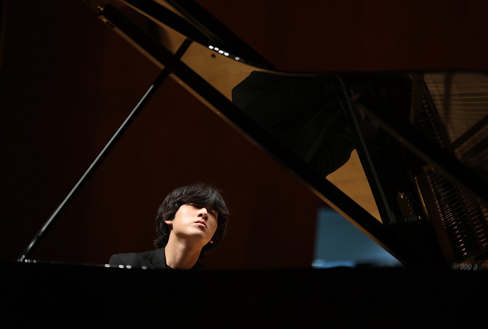 Pianist Lim Yunchan plays the piano during a press conference in Seoul on June 30, 2022. (Yonhap)