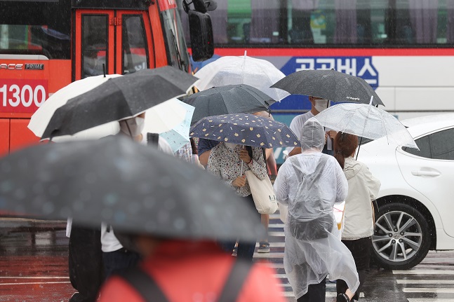 Retailers See Strong Sales of Dehumidifiers, Rain Boots in Monsoon Season