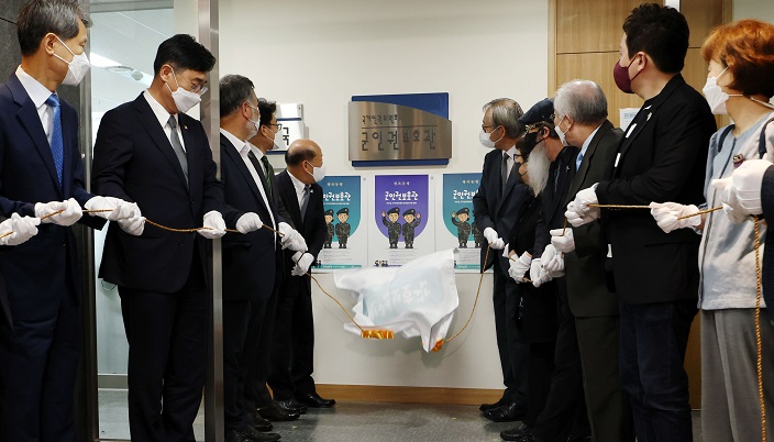 Song Doo-hwan (5th from L), chairman of the National Human Rights Commission, and other participants unveil a plaque displaying the name of the office of its first new vice minister-level officer in charge of the military's human rights issues during a ceremony at the commission's headquarters in Seoul on July 1, 2022. (Yonhap)