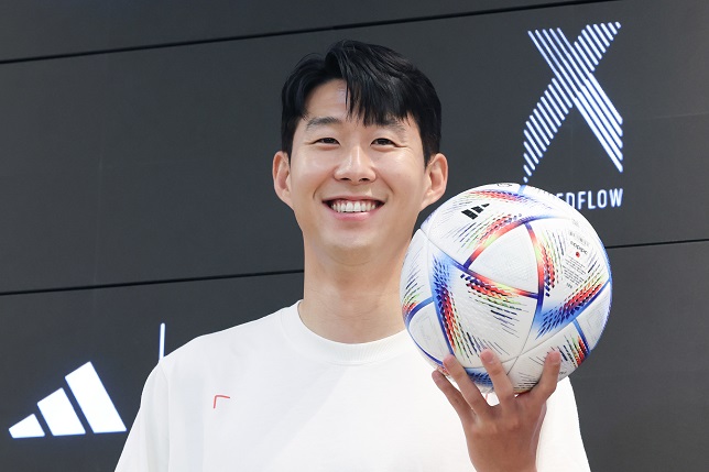 South Korean soccer star Son Heung-min poses with the 2022 FIFA World Cup official ball Al Rihla during a corporate event in Seoul July 4, 2022. (Yonhap)