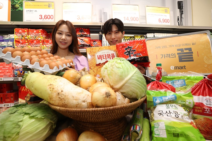 Models pose with groceries at the Seongsu branch of E-Mart in Seoul on July 4, 2022. (Yonhap)